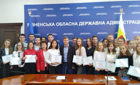 Троє учнів з Володимиреччини отримали по 3000 гривень премії за перемоги на олімпіадах