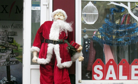 Дед Мороз по имени Виктор Алексеевич. До Нового года еще месяц, но подготовка к нему уже началась 