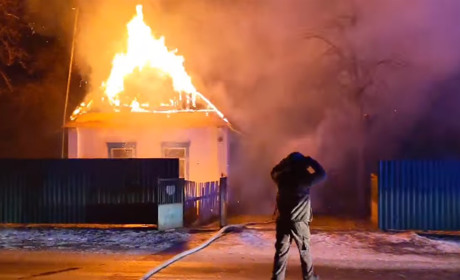 У Старій Рафалівці рятувальники гасили палаючий будинок