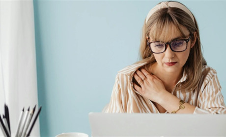 Заняття з репетитором української мови онлайн: за та проти