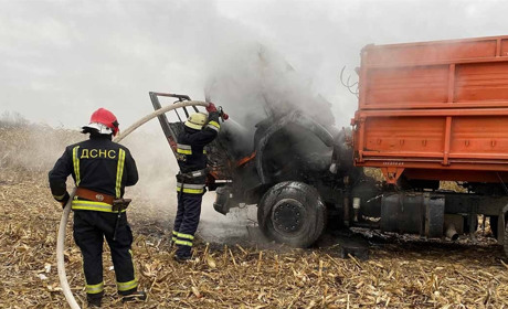 Загорівся на полі: кагарлицькі рятувальники гасили автомобіль