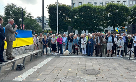 Щопонеділка Стокгольм говорить «Слава Україні!». Як шведи підтримують Україну вже понад три роки