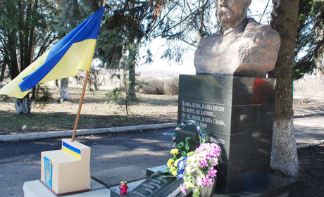 Мешканці Лисівки і керівники району поклали квіти до пам’ятника Шевченку 