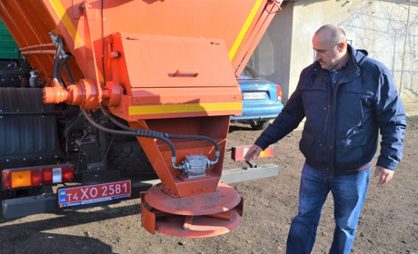 В Біляївці придбали нову комунальну техніку: машина може замітати, розсипати пісок і прибирати сніг