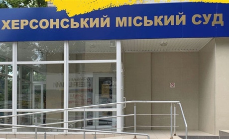 Бив ногами, одягав кайданки, знущався: у Херсоні засудили правоохоронця за побиття військового