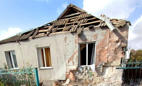 На Херсонщині російські терористи атакували житлові будинки, автобус, «швидку» та приватні автівки