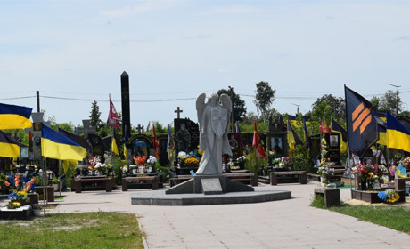 У Звягелі засудили жінку за наругу над могилами захисників України