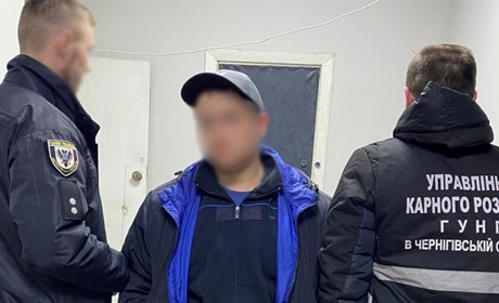 Ніс згортки з наркотичною речовиною та попався поліції: в Чернігові затримали чергового закладача