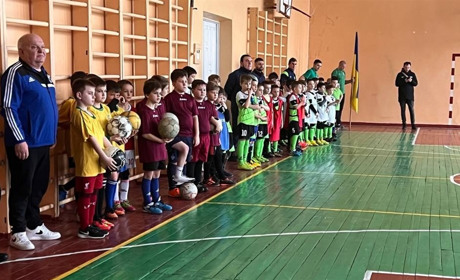 Первомайські дитячо-юнацькі команди з футзалу ганяли м’яча: турнір присвятили Дню Соборності