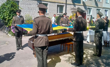 З військовими почестями в Наталівці поховали молодшого сержанта Олега Зайця