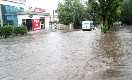 Нову Каховку вдруге за літо накрила потужна злива (фото і відео)