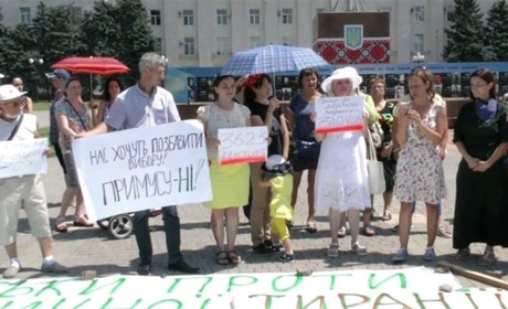 В Херсоні відбувся мітинг проти вакцинації: який інструктаж учасники отримали напередодні