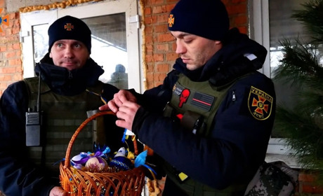 «Запорозькі берегині» передали новорічні іграшки до Гуляйполя