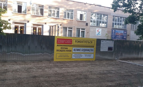 Мелитопольцы в соцсети недоумевают по поводу «президентских» бордов возле городских объектов