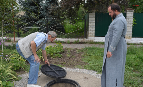 Повірили в об'єднання і децентралізацію: священник з Мирного з сельчанами відновлюють інфраструктуру