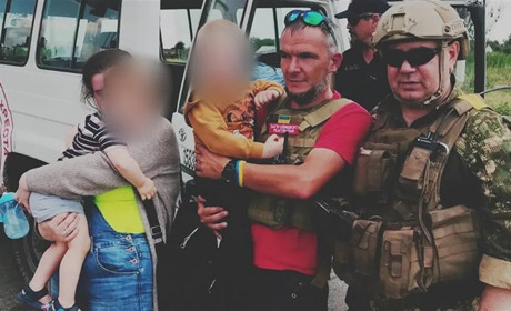 Новини з фронту: бійці Нацгвардії врятували з-під обстрілів дітей