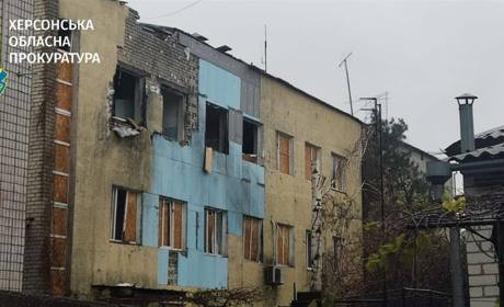 Російські терористи обстріляли Херсон: серед поранених — маленька дитина (ФОТО)