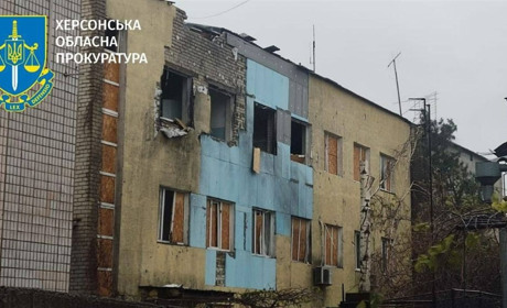 Ранковий обстріл Херсона: поранені двоє дорослих і дитина