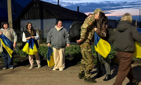 Дочекалися вдома: у Маяках зустріли звільненого з полону захисника Олександра Іванащенка