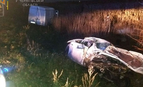 Водійка легковика влетіла в мікроавтобус, внаслідок чого загинула. Тіло діставали рятувальники