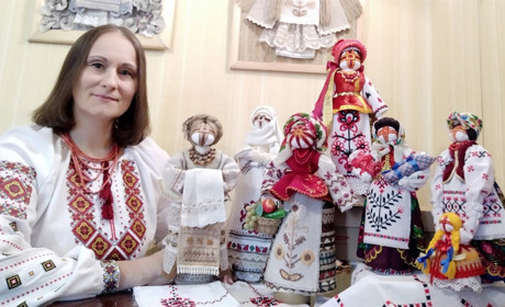 Робить ляльки, які мандрують світом. Про народну майстриню Олену Ракітіну з Конотопа