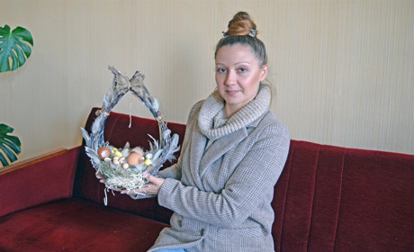 Флористка Тетяна Максимець виготовляє пасхальні віночки й композиції