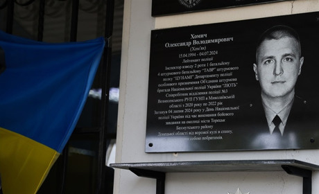 Погляд Героя на фасаді поліції: у Південноукраїнську відкрили меморіальну дошку Олександру Хомичу