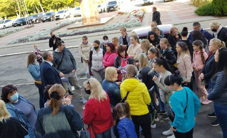 Дитина плаче, хоче до школи