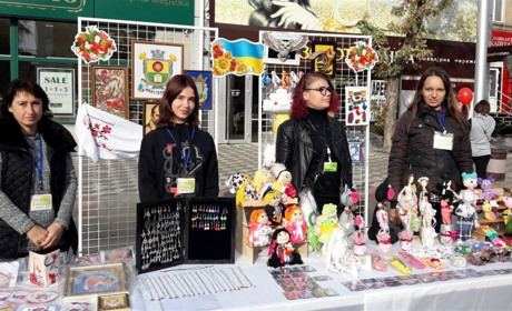 Как создать из лент, чулков, шпагата и бисера красоту – знают рукодельницы в Happy Art 