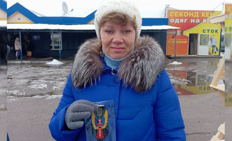"Подзвонив снайпер, просив сплести шеврон його бригади": переселенка з Харкова робить обереги воїнам