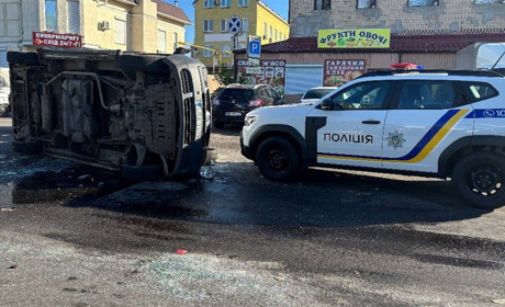 Перегорнули та розтрощили бус: біля «Сьомого кілометра» сталася масова бійка з ТЦК — подробиці