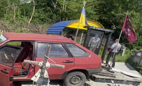 Навмисно чи нещасний випадок? Внаслідок ДТП на кладовищі у селі Кринцилів пошкоджено кілька могил