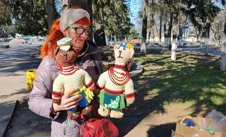 «Мам, а зроби! — Берусь і роблю»: про майстриню із Первомайська, яка виготовляє іграшки вручну