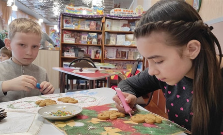 Малеча Старокостянтинова розписувала імбирні пряники. Без смаколика не залишився ніхто