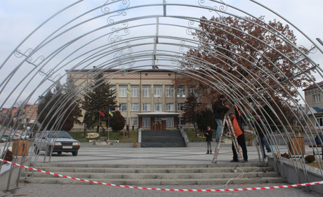 «Святковий тунель»: місто Городок готується до Різдвяно-новорічних свят