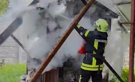 Пожежа в Старокостянтинові: рятувальники ліквідували загоряння розподільчого щита сонячних панелей