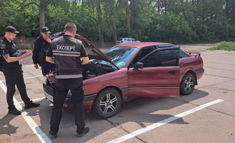 У Глухові чоловік ледь не купив авто з перебитими номерами. Його вчасно застерегли експерти