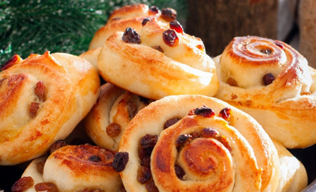 Рецепт дня: пишні булочки з родзинками