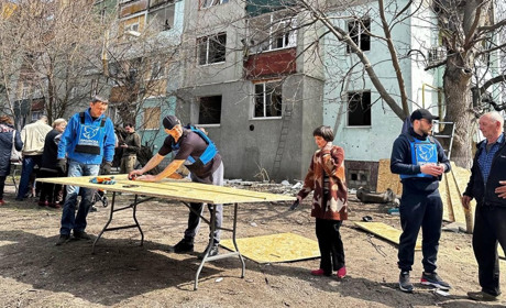 Майже 200 вибитих вікон у Шевченковому після атаки БпЛА: людям надають гуманітарну допомогу