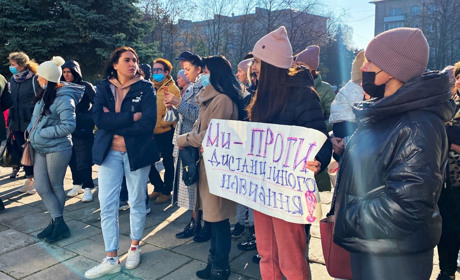 Батьки мітингують: у Сарненській громаді вимагають відкрити школи