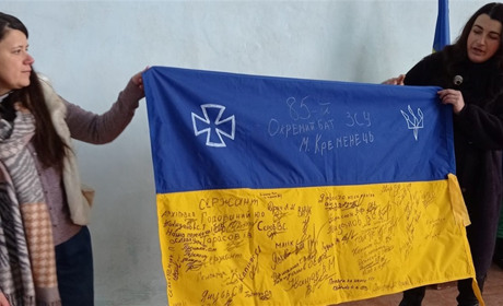 Тероборонівці Кременеччини подарували бойовий прапор для гімназії села Попівці