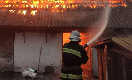 У Мені від розряду блискавки загорівся сарай, а в Киселівці в будинку вибило вікно