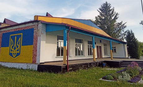У селі Жуків на Славутчині стіну клубу прикрасили патріотичним муралом
