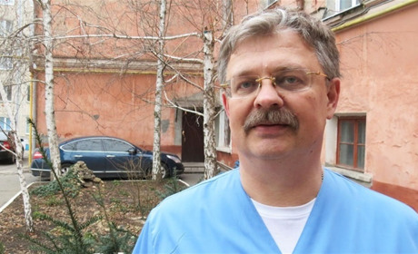 Екс-очільник відділення в херсонському пологовому Андрій Барнаш працює звичайним лікарем у Росії