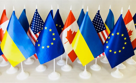 Де використовують настільні прапорці: офіс, виставка, або подарунок