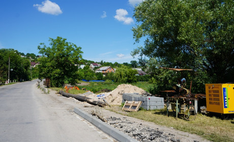 «Через рік міст би впав». У Городку ремонтують дамбу по вулиці Гончара