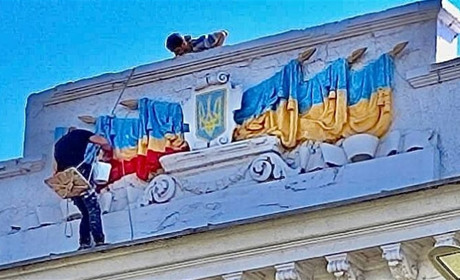 Рашисти прибирають українські символи. Бердянці відповідають спротивом