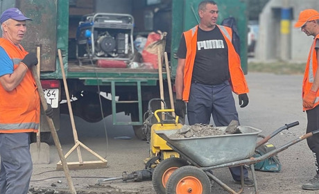 Комунальники проводять ямковий ремонт у селищі Великий Бурлук