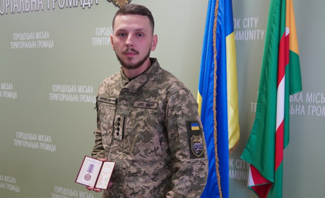 «Маю за честь вручити нагороду»: у Городку Олександру Сандулі вручили медаль за військову службу