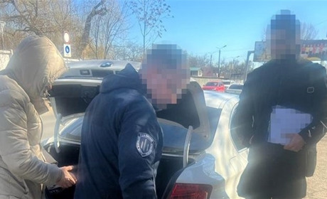 Правоохоронці Одещини викривали наркоділків та забирали у них гроші. Тепер судитимуть їх